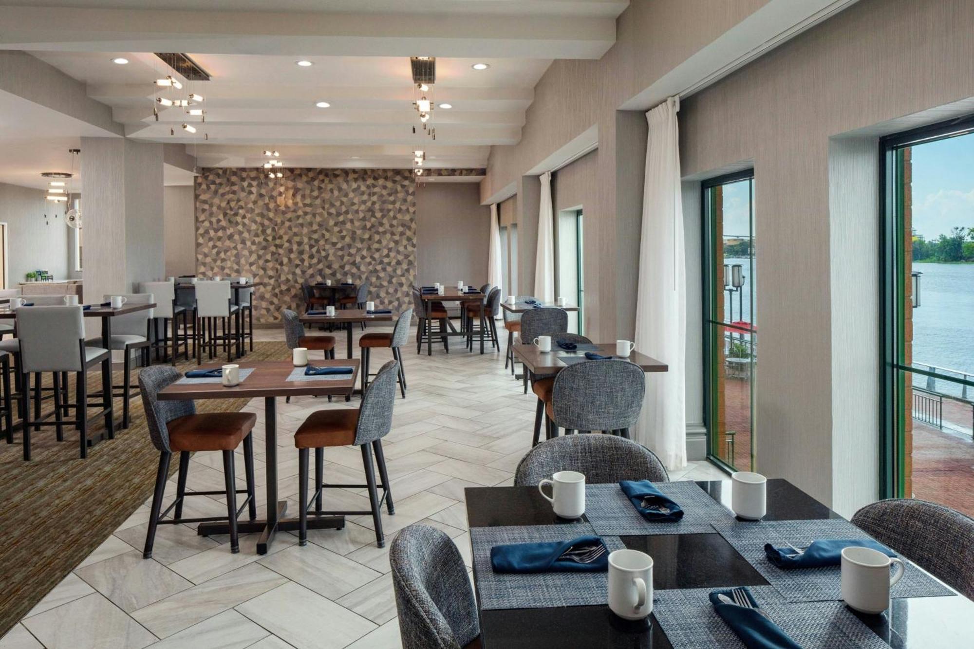 Marriott Savannah Riverfront Exterior photo