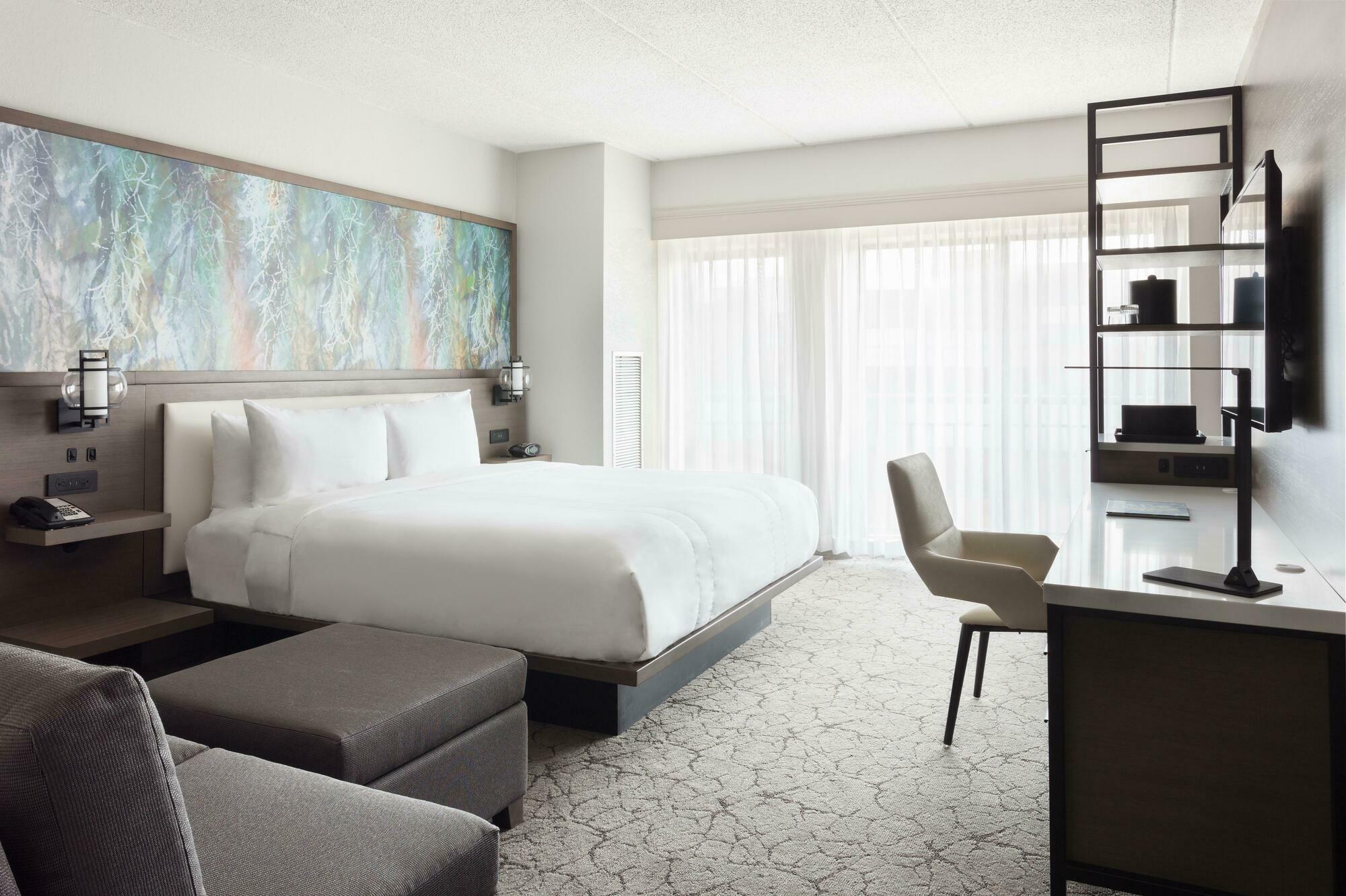 Marriott Savannah Riverfront Room photo