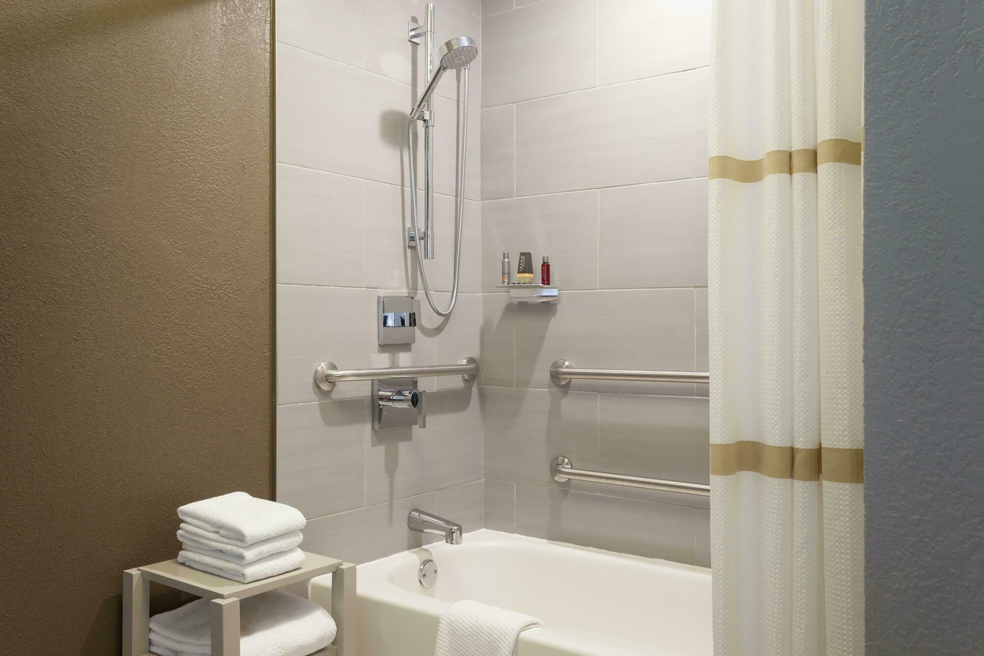 Marriott Savannah Riverfront Room photo